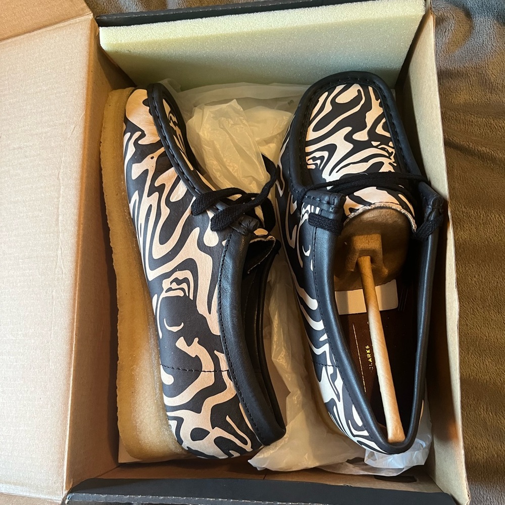 Wu Wear Wallabee Women’s Size 6 Navy Multi. New in Box.